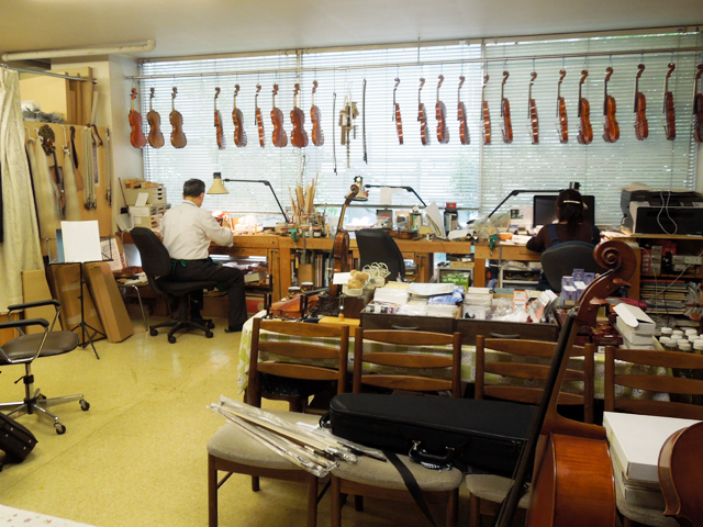 弦楽器専門店トリオの店内